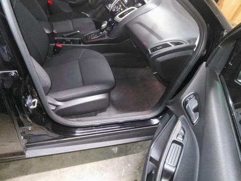 Used 2018 Ford Focus SE FWD image 9