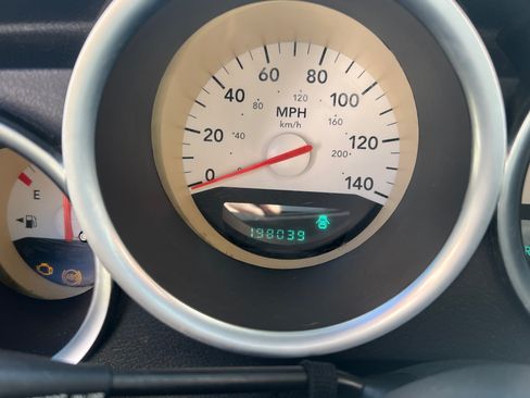 Used 2005 Dodge Magnum SE image 10