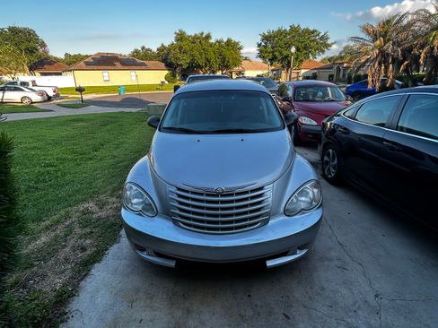 Used 2009 Chrysler PT Cruiser Touring FWD image 1