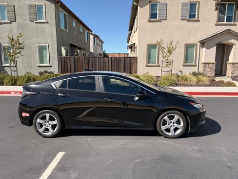 Used 2017 Chevrolet Volt LT w/ Comfort Package FWD image 6