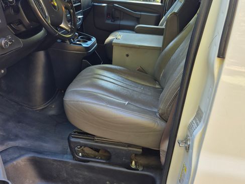 Used 2018 Chevrolet Express 2500 w/ Driver Convenience Package image 9