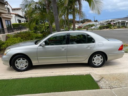 Used 2002 Lexus LS 430 RWD image 2