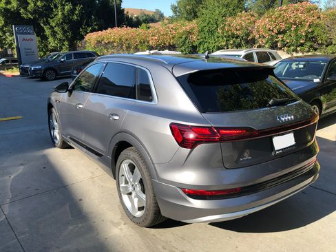 Used 2019 Audi e-tron Prestige w/ Prestige Package AWD/4WD image 6