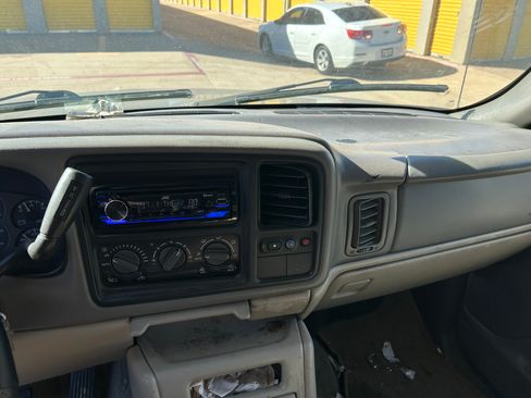 Used 2002 Chevrolet Suburban LT image 2