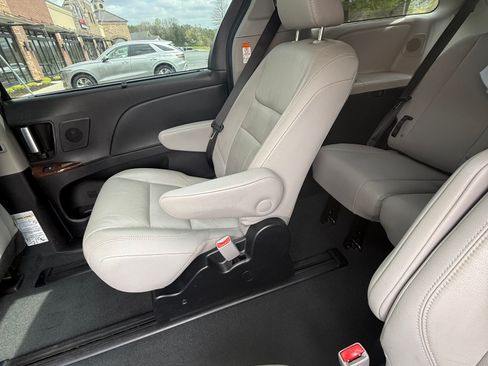 Used 2019 Toyota Sienna Limited Premium image 15