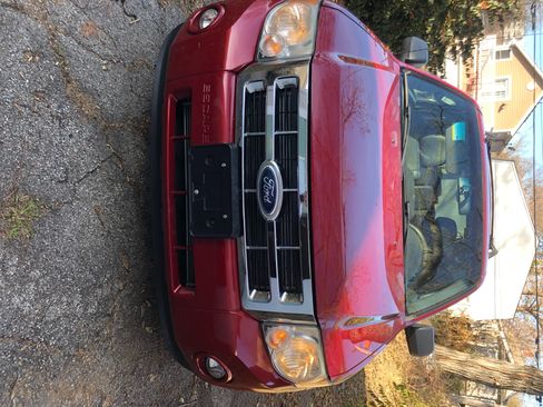 Used 2010 Ford Escape XLT image 6