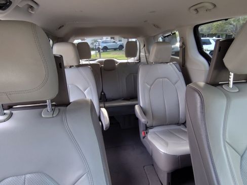 Used 2017 Chrysler Pacifica Touring-L Plus w/ Tire & Wheel Group FWD image 16