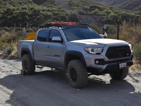 Used 2018 Toyota Tacoma TRD Off-Road w/ Technology Package AWD/4WD image 2