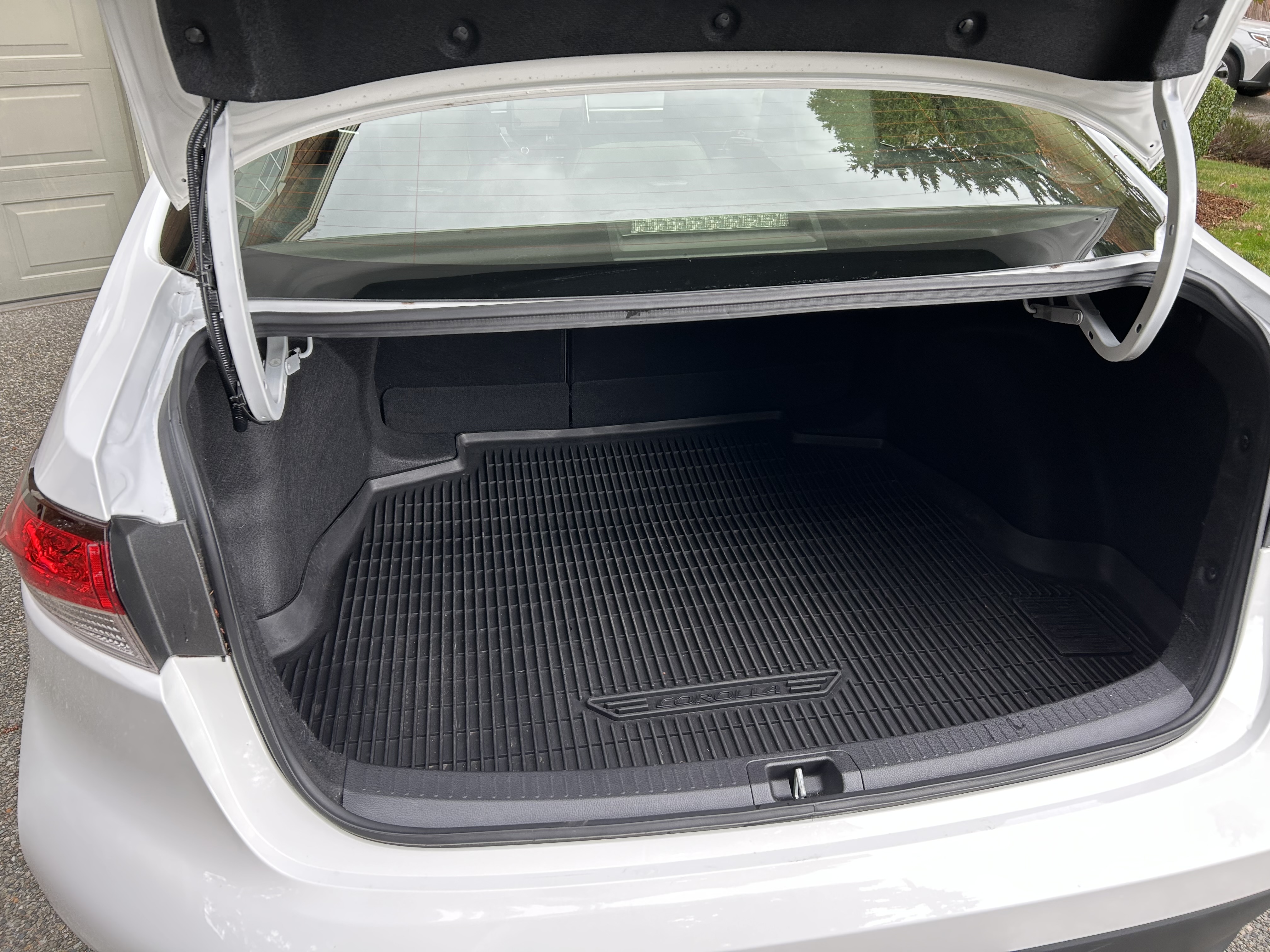 Used 2024 Toyota Corolla LE w/ LE Convenience Package FWD image 6