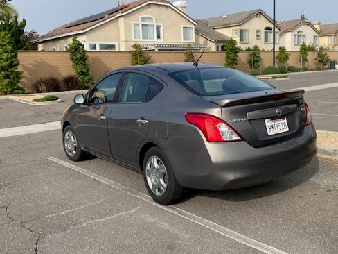 Used 2014 Nissan Versa SV image 2