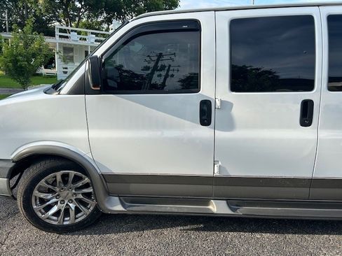 Used 2008 GMC Savana 1500 w/ Preferred Equipment Group image 4