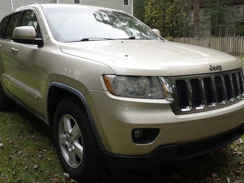 Used 2011 Jeep Grand Cherokee Laredo w/ Trailer Tow Group image 2
