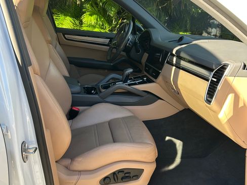 Used 2023 Porsche Cayenne Platinum Edition image 13