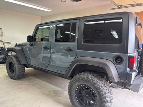 Used 2015 Jeep Wrangler Unlimited Rubicon w/ Connectivity Group AWD/4WD image 4