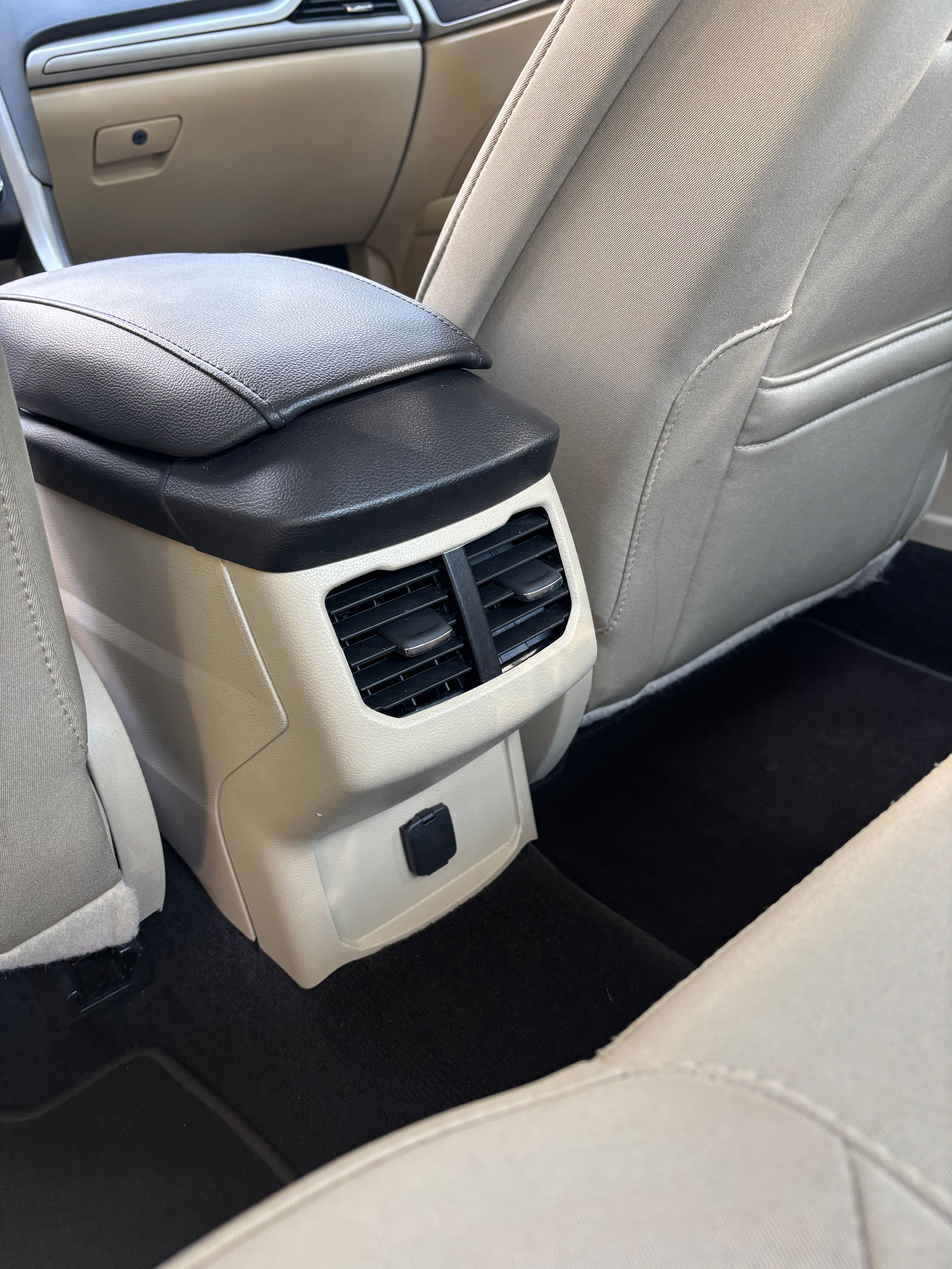 Used 2014 Ford Fusion SE FWD image 11