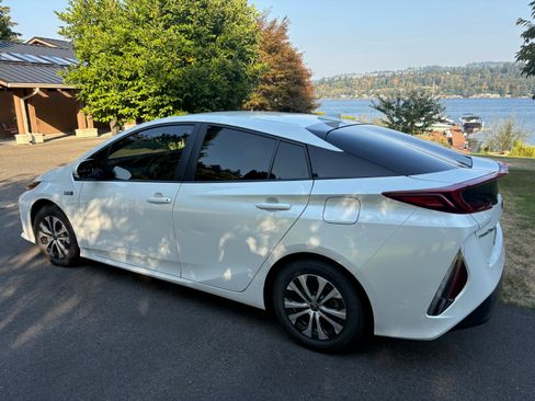 Used 2021 Toyota Prius Prime LE image 1