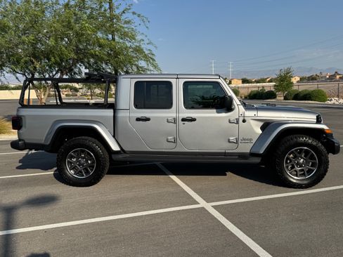 Used 2020 Jeep Gladiator Overland image 2