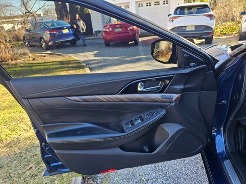 Used 2017 Nissan Maxima Platinum image 11