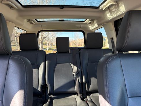 Used 2016 Land Rover LR4 HSE Silver Edition image 2