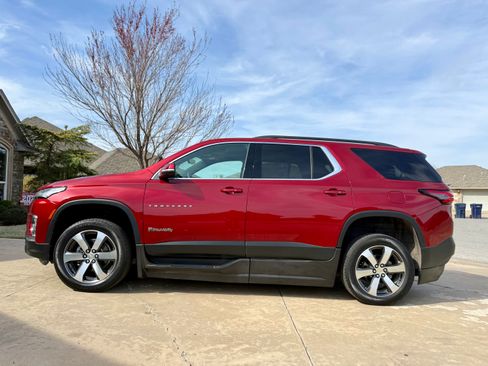 Used 2022 Chevrolet Traverse LT w/ LT Premium Package image 2