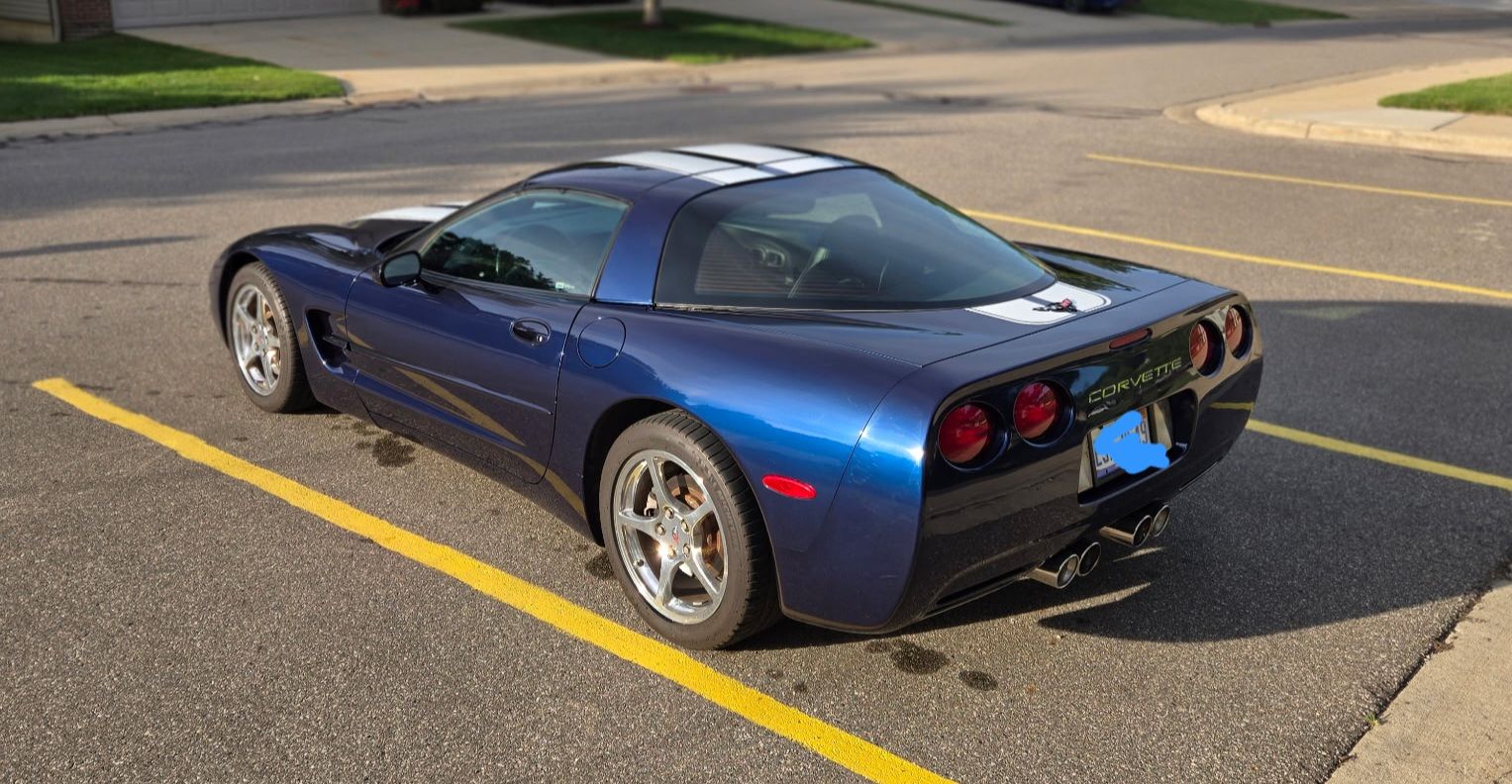 Used 2001 Chevrolet Corvette Coupe w/ Preferred Equipment Group2 RWD image 2