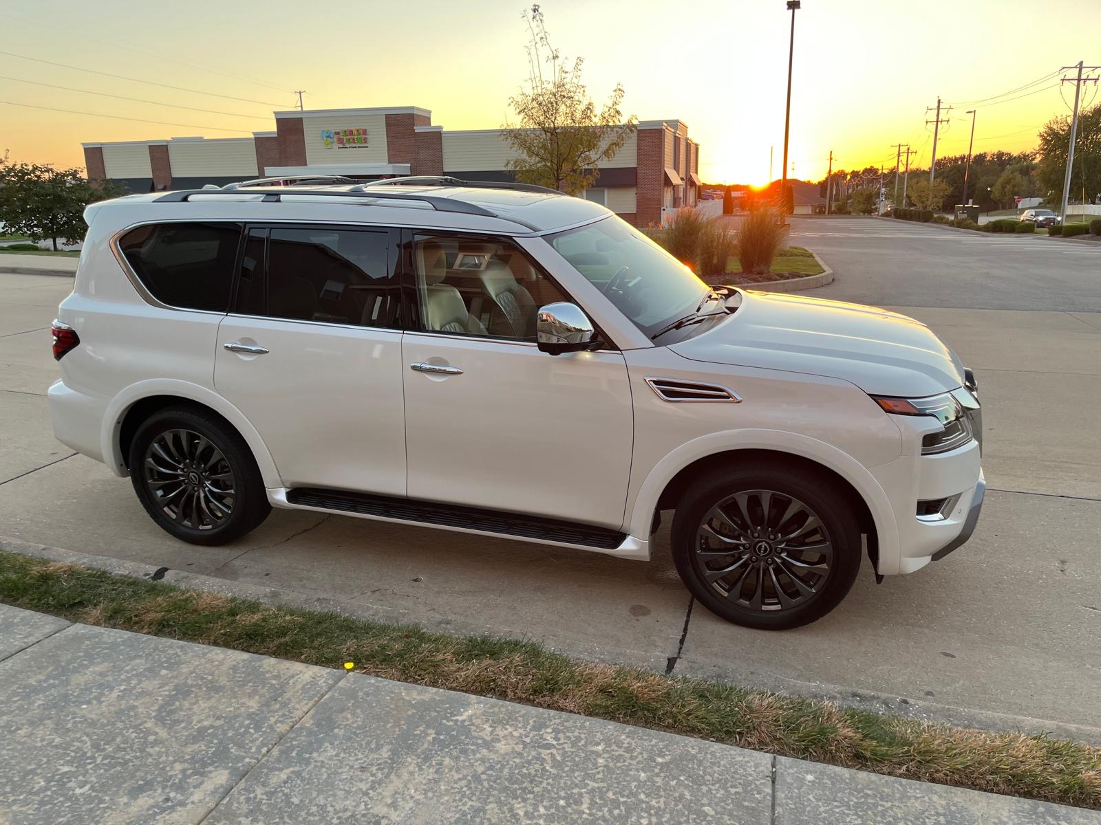 Used 2023 Nissan Armada Platinum w/ Captain's Chairs Package AWD/4WD image 1