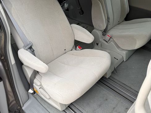 Used 2013 Toyota Sienna LE image 4