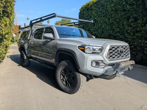 Used 2020 Toyota Tacoma TRD Off-Road image 2