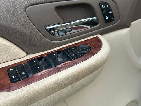 Used 2009 Chevrolet Suburban 2500 LT w/ Luxury Package AWD/4WD image 17