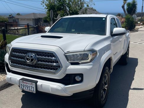 Used 2016 Toyota Tacoma TRD Sport w/ Towing Package RWD image 11
