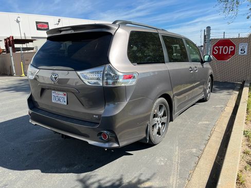 Used 2017 Toyota Sienna SE Premium image 5