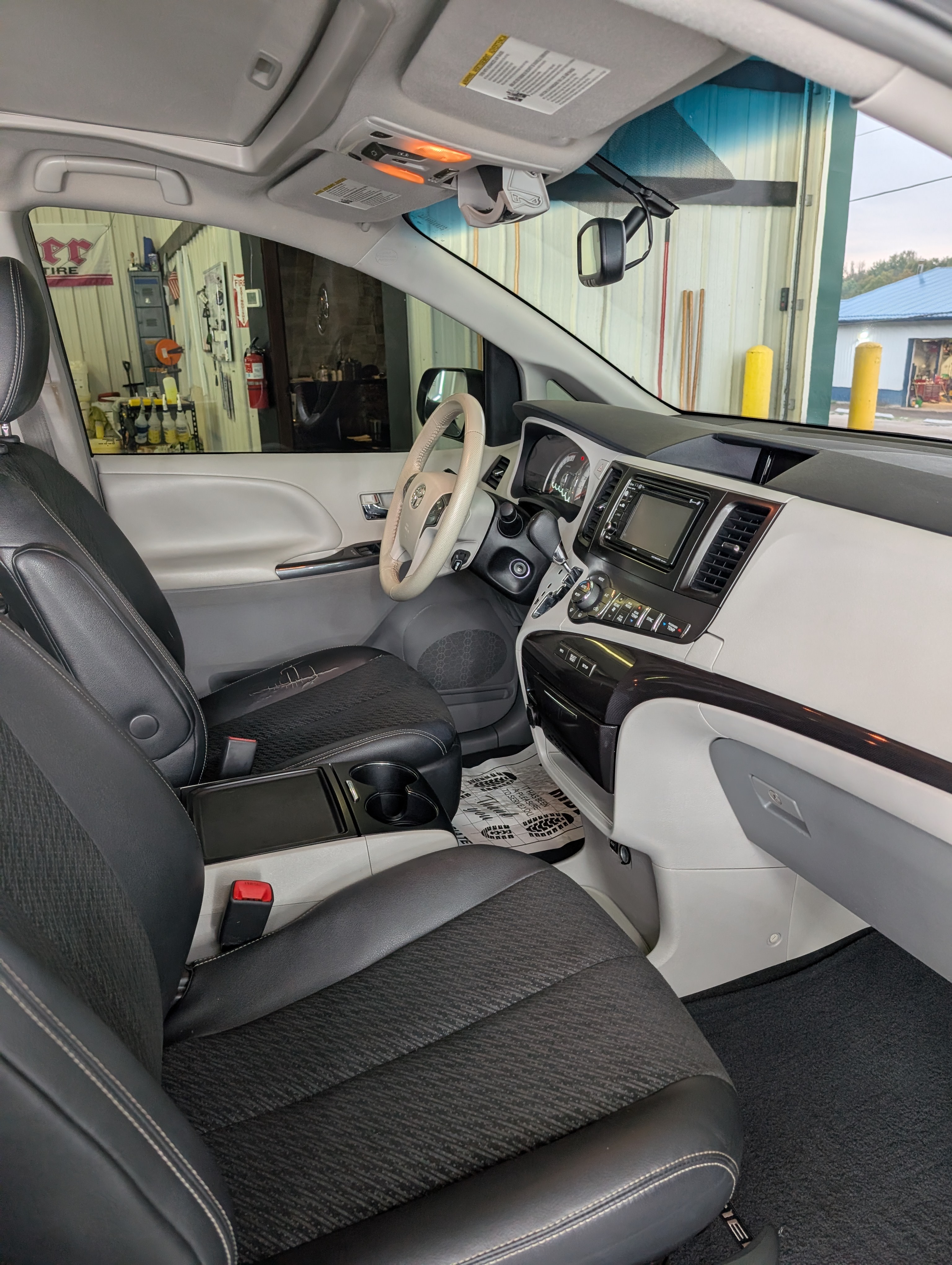 Used 2014 Toyota Sienna SE FWD image 4