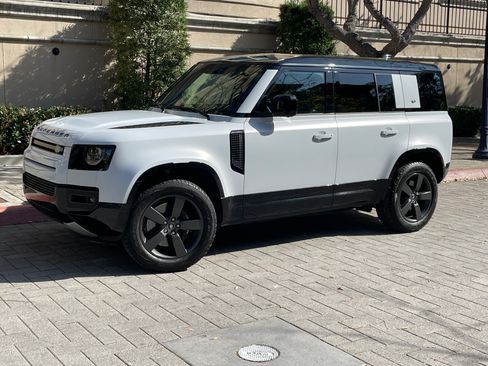 Used 2023 Land Rover Defender 110 image 1