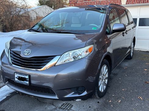 Used 2014 Toyota Sienna LE image 2