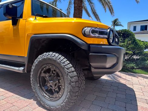 Used 2007 Toyota FJ Cruiser Sport Utility 2D image 2