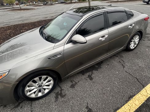 Used 2016 Kia Optima EX w/ Premium Package FWD image 2