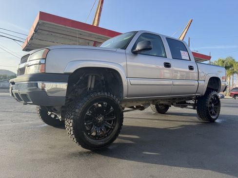 Used 2005 Chevrolet Silverado 1500 4x4 Crew Cab w/ Light Duty Power Package image 2