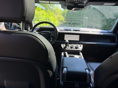 Used 2024 Land Rover Defender 110 X-Dynamic SE AWD/4WD image 9