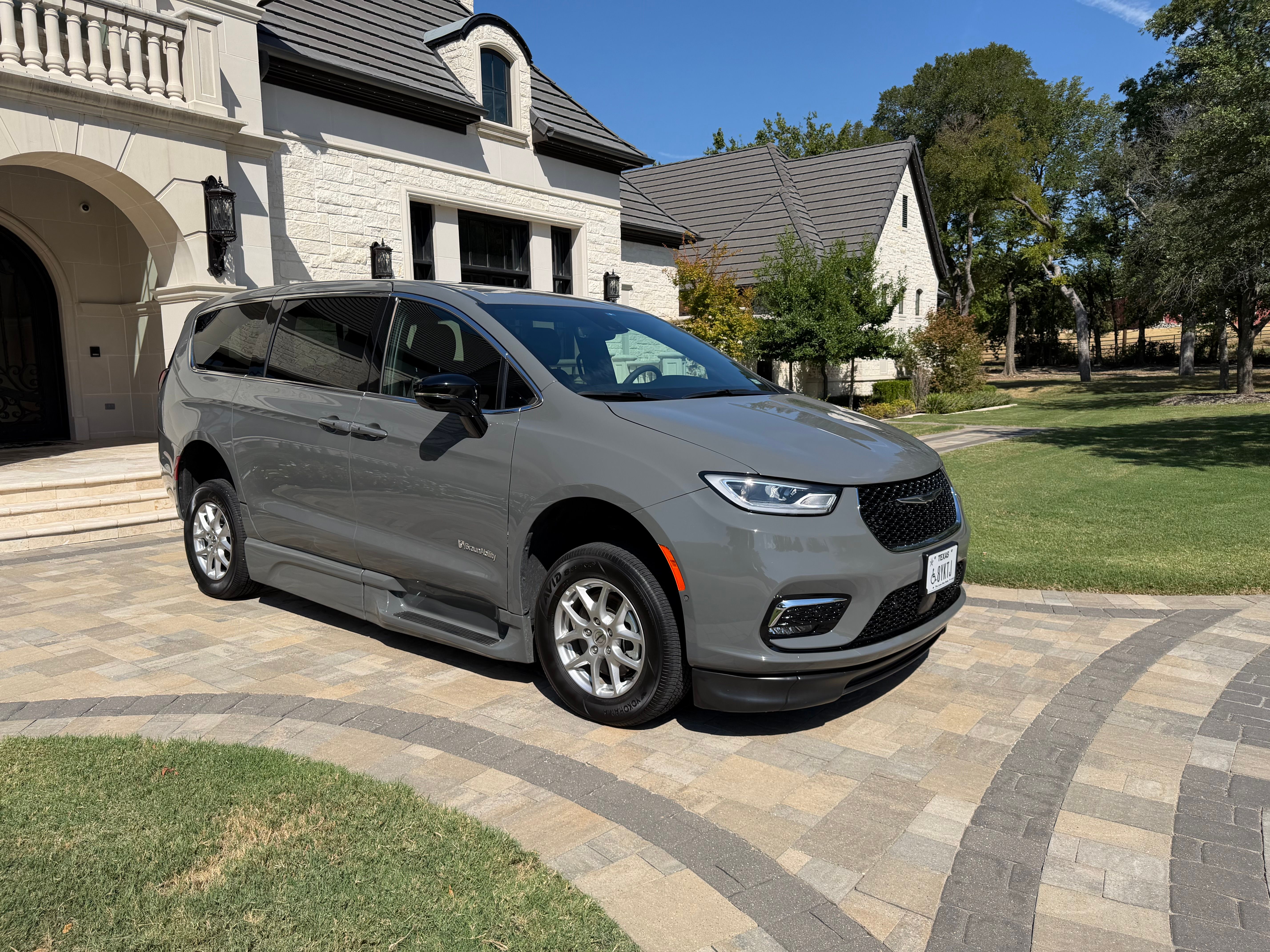Used 2025 Chrysler Pacifica Select FWD image 5
