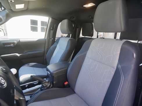 Used 2022 Toyota Tacoma TRD Sport image 11