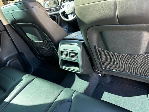 Used 2016 Volkswagen Touareg Sport image 23