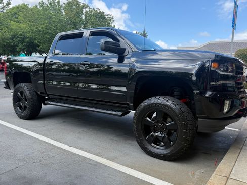Used 2017 Chevrolet Silverado 1500 LTZ Z71 w/ Midnight Edition AWD/4WD image 4