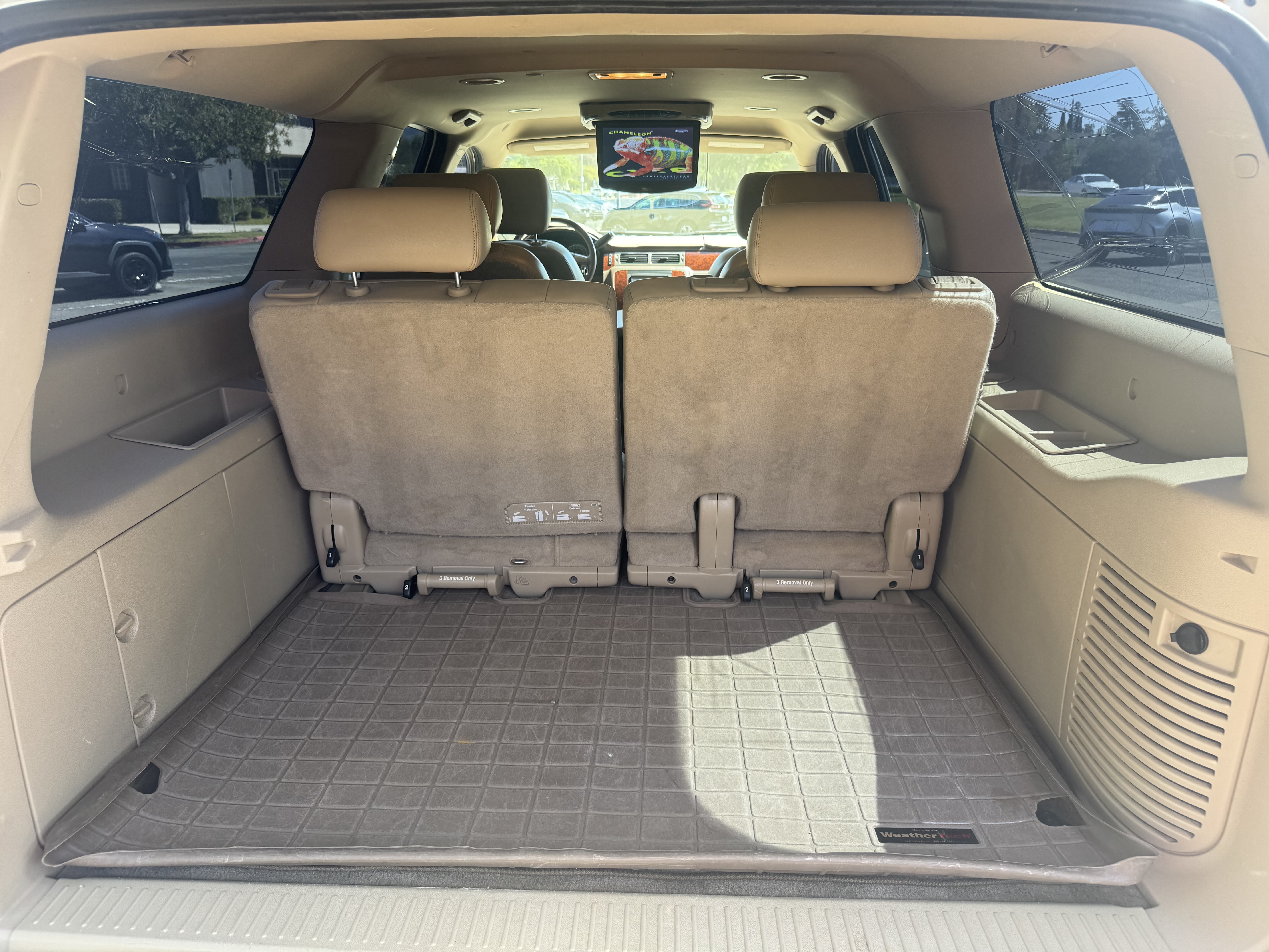 Used 2010 Chevrolet Suburban LTZ RWD image 9