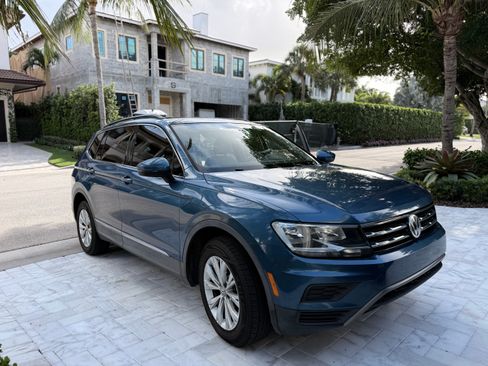 Used 2018 Volkswagen Tiguan SE w/ Panoramic Sunroof Package image 2