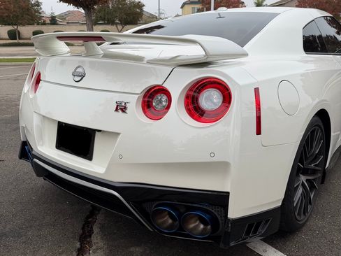 Used 2023 Nissan GT-R Premium w/ Premium Interior Package AWD/4WD image 4