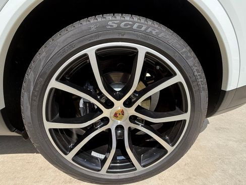 Used 2022 Porsche Cayenne Coupe image 18