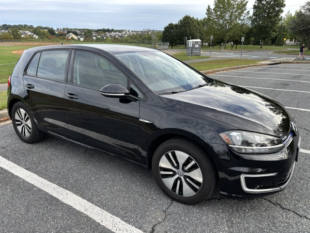 Used 2017 Volkswagen e-Golf SE w/ DC Fast Charging Package FWD image 4