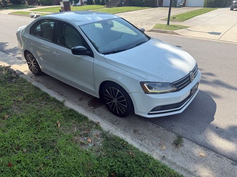 Used 2017 Volkswagen Jetta Sport FWD image 6