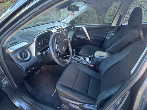 Used 2018 Toyota RAV4 LE w/ Carpet Mat Package image 10