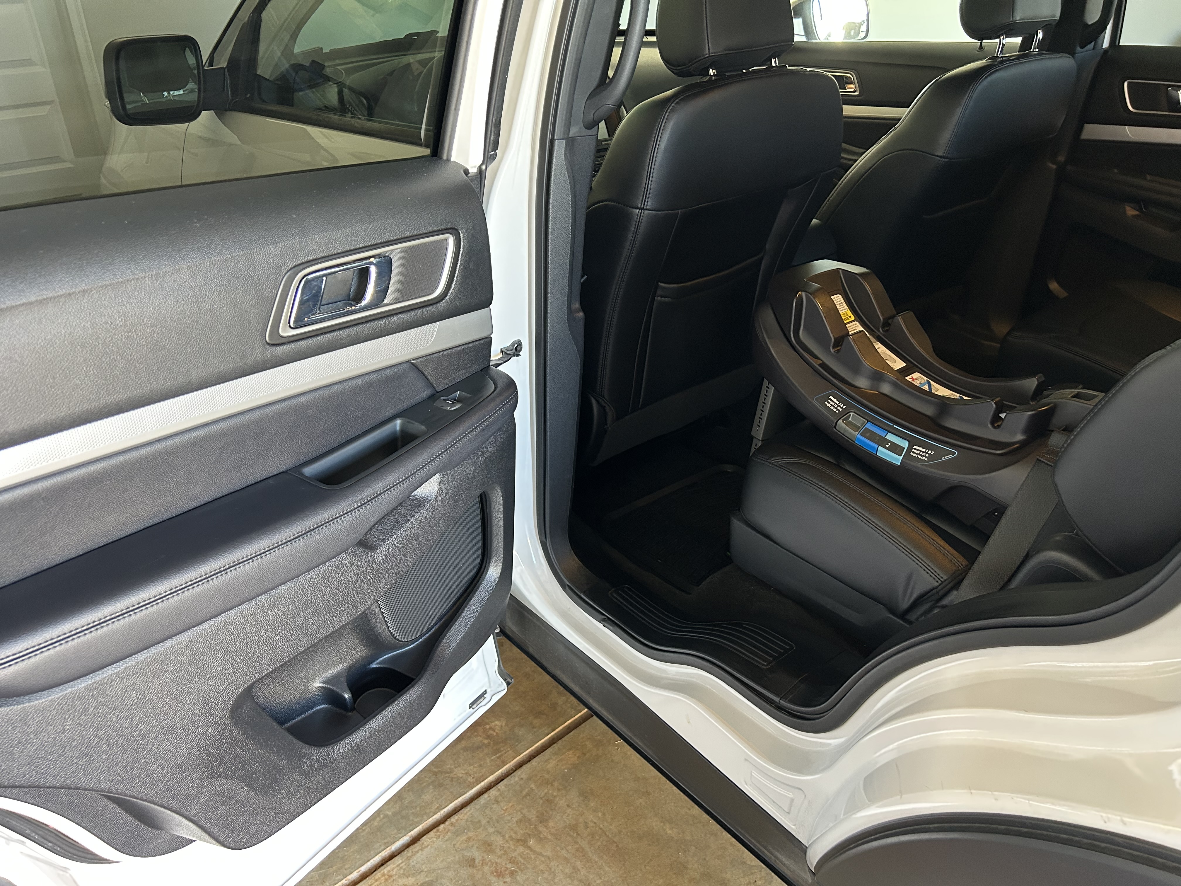 Used 2017 Ford Explorer XLT w/ Equipment Group 202A AWD/4WD image 15